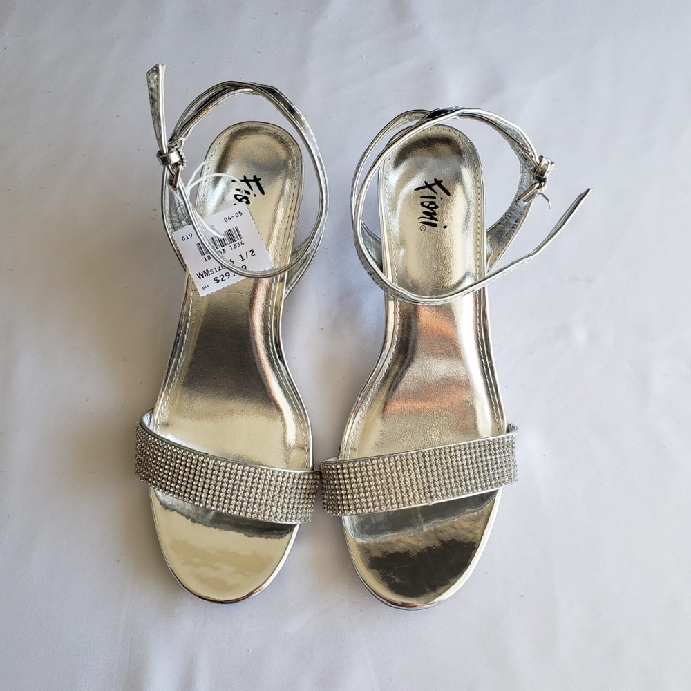 NWT Fioni Silver Honey Low Heel 6 1/2